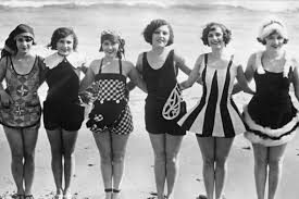 Moda anni 30 per donne: I Costumi Negli Anni30 Vintage Beach Photos Vintage Bathing Suits Vintage Swimwear