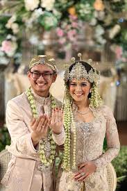 Pernikahan Adat Sunda Dengan Nuansa Garden Foto Perkawinan Pernikahan Biru Pose Pasangan Pengantin