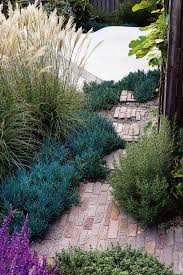 111 Gartenwege Gestalten Beispiele 7 Tolle Materialien Fur Den Boden Im Garten Gartenweg Gestalten Naturspielplatz Gartenweg