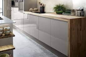 Sourced from leading manufacturers such as duropal, formica and bushboard these laminate gloss worktops are timeless and on trend with the ability to reflect light, making your kitchen look bigger. The Bayswater Gloss Cashmere Kitchen Range From Howdens The Soft Tones Of The Cabinets Look Beautiful Ag Modern Kitchen Design Rustic Kitchen Kitchen Remodel