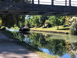 O saveurs un restaurant étoilé dans la campagne, où il est agréable de profiter de la place du village la terrasse, dans la verdure et au bord de l'eau ! Au Bord De L Eau English