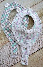 Such A Cute Baby Girl Bib Set For All The Little Baby Girls Out There This Super Trendy Arrow Bib Set Would Make A G Met Afbeeldingen Baby Knutselen Speelgoed Naaien