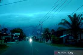 Walaupun telah 10 tahun berlalu, tsunami 2004 masih segar dalam ingatan penduduk pulau pinang. Penjelasan Bmkg Terkait Fenomena Awan Berbentuk Tsunami Di Aceh Antara News