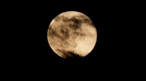 The supermoon as seen from makati city moments before the totality of lunar eclipse at around 6:30 pm on wednesday. Hth40dpj 8lagm