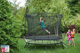 Kinder lieben es einfach zu springen, und ein trampolin hilft jedem kind, sich fit und aktiv zu halten und dabei spaß zu haben. Trampolin Test 2021 Die Besten Trampoline Im Vergleich Familie De