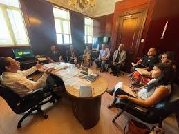 title El presidente de la UPR, Dr. Luis A. Ferrao junto a la directora de  Finanzas, CPA Luz Rodríguez, el director de Presupuesto, Wilson Crespo y  los líderes de la Hermandad de