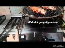 Akhirnya kepikiran mau bakar ikan tapi gak punya bakaran ikan ya udah seadanya pakai wajan, arangnya jadikan bara di kompor gas dulu sampai jadi bara api baru angkat pindahkan ke wajan, siap dah bakar² ala anak kost 😅. Cara Memanggang Ikan Diatas Kompor