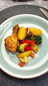 Hahnchenschenkel Mit Gemuse Und Kartoffeln Aus Dem Ofen Lydiasfoodblog Hahnchenschenkel Rezept Huhnerschenkel Rezept Fleisch Gerichte