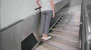 Los procesos urbanos han ocasionado que nuestras ciudades se extiendan al ritmo que dictan los nuevos modos de vida, las demandas de vivienda o las volubles burbujas inmobiliarias. Step Lift El Ascensor Unipersonal Para No Subir Escaleras Ascensores Europ Quality