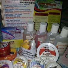 Alasannya, tidak lain karena ingin wajah lebih putih dan mulus secara instan. 11 Rekomendasi Produk Kosmetik Luhur Yang Aman Digunakan Dan Pastinya Tak Menguras Kantong