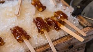 La Tire D Erable C Est Si Bon Si Vous N Avez Pas La Chance De Vous Rendre A La Cabane A Sucre Rien Ne Vous Em Food Activities Sweet Meat Dinner With Friends