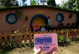Book paraland resort, majalengka on tripadvisor: Rumah Hobbit Cangkringan Wisata Hits Terbaru Pendamping The Lost World Castle Di Tahun 2017 Tempat Asik