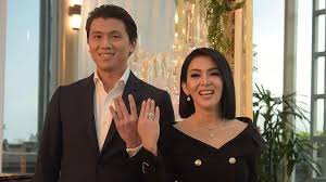 Syahrini dan reino barack terlihat akur dan asyik tertawa bahagia meski terus diteror sejumlah isu. Syahrini Hamil Reaksi Reino Barack Sambil Bilang Amin Seleb Tempo Co