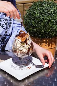 On A Toujours Eu Un Petit En Fait Enorme Faible Pour Le Praline Et Les Noisettes Il Nous Fallait Absolument En Creer Une Coupe Glac Decorative Tray Tray