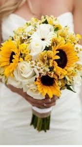 A Bride Holds A Pretty Wedding Bouquet Consisting Of Sunflowers Daisies And Roses Sunflower Wedding Bouquet Yellow Bridal Bouquets Small Wedding Bouquets