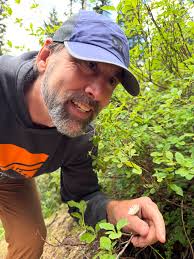 🩶🪨🧗🏼‍♂️🐻🍄🛶🌼… I recently roped up with my friends @nicolamartinezz  and @pickawinner to go climbing again in the #Bugaboos in Canada. Our  objective was the South Howser Tower, aka the Beckey/Chouinard route, and