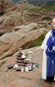 Grâce à sa finesse psychologique, à sa capacité de persuasion et à ses pouvoirs magiques, elle parvient à aider les personnes qui ont des soucis. Josephine Ange Gardien Saison 15 Episode 3 Legendes D Armor Bretagne Cinema Bretagne Cinema