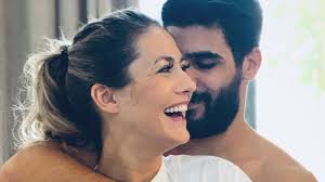 Schauspielerin, moderatorin und model ⚫️ for booking requests please contact: Suss Schwangere Fiona Erdmann Gratuliert Freund Zum Vatertag Promiflash De