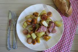 Cela doit former une pâte. Pommes De Terre Sautees Aux Saucisses De Francfort Et Poitrine Fumee Auxdelicesdemanue
