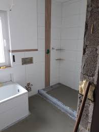 Montage und einbau eines duschelements für die bodengleich begehbare dusche. Designerbad Mit Freistehender Badewanne Und Begehbarer Dusche Wir Bauen Ihren Traumpool