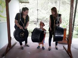 Alat musik yang digunakan dalam tarian sumazau tarian ini dimainkan dengan iringan paluan gong, biasanya 6 buah gong yang berbagai ukuran dan satu gendang dengan rentak yang khusus. Menari Sumazau Dan Bermain Chanteek Borneo Gallery Facebook