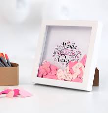 Der bilderrahmen gästebuch zur hochzeit ist ein wahrlich ausgefallenes hochzeitsgeschenk und es wird wohl kaum ein brautpaar geben, welches sich nicht über 72 einzelne, auf kleine holzherzen. Gastebuch Zur Hochzeit Herzige Gluckwunsche Im Bilderrahmen