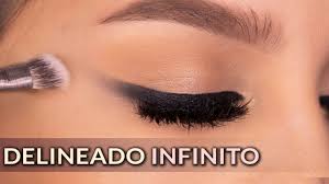 Pasa suavemente el delineador desde la esquina del ojo hasta la mitad del párpado. Delineado De Ojos Infinito Paso A Paso Mariana Zambrano Youtube