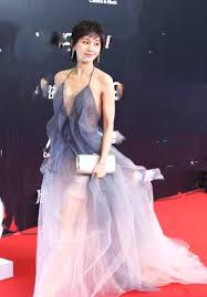 本以為王子文的背夠嚇人了當我看到周冬雨的背時我無語了 fashion