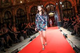 Au départ, elles sont trente candidates, comme chaque année, issue des anciennes régions de france. En Images Premier Defile Pour Les Candidates Miss France 2020