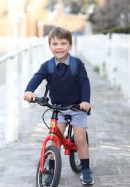 Prince william and catherine, duchess of cambridge have released a new picture of their youngest child, prince louis, to mark his third birthday, and his first day at preschool. Turhq1wktt 8um
