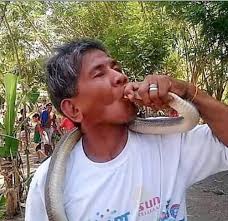 Ben yılanların efendisiyim" diyen adamın dudağını yılan ısırdı... Doğruhaber