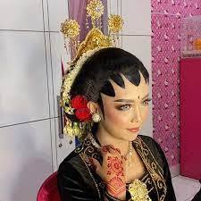 Untuk tutorial rambut yang all things hair buat kali ini, kamu bisa mencobanya dengan atau tanpa riasan paes loh! Paes Sanggul Sasak Yogya Rias Pengantin Gaya Jogja Info Kece Beli Sanggul Jawa Online Berkualitas Dengan Harga Murah Terbaru 2021 Di Tokopedia Naturaenvida