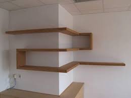 Étagère mural en bois pour trophées et crochets pour suspendre medailles. 10 Etageres D Angle Inspirantes Et Pratiques Deconome