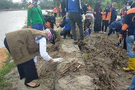 Pasalnya sejak 31 des 2019 hgu tidak. Pasca Banjir Bandang Bupati Idp Pimpin Gotong Royong Pembersihan Taman Sulikan