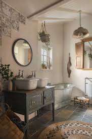 Decryptage Deco Une Salle De Bain Brocante Et Campagne Un Jour Chez Soi Le Blog De Conseils En Decoration En 2020 Salle De Bain Deco Salle De Bain Meuble Vasque