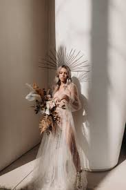 Stilvolle, hochwertige designs leichte gestaltung kostenlose musterkarten zur ansicht bestellbar. Valerie Thompson Blog Weddingcrown Obsessed With This Sunburst Wedding Crown And The Gold Ankle Boots Coolest Brid Bridal Wedding Dress Inspiration Wedding