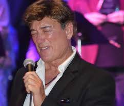 Mac Wiseman receives an award