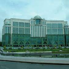 Dari situ keseluruhan bangunan pun terlihat. Bangunan Baitulmakmur Masja Government Building