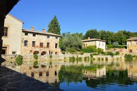 La strada ad eccezione del primo tratto non è asfaltata ma è in ottimo stato e di agevole percorrenza. Agriturismi Siena Agriturismi Val D Orcia E Amiata