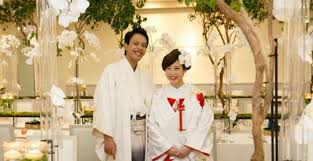 和装ヘアをもっと美しく胡蝶蘭でおしゃれ花嫁さんの完成