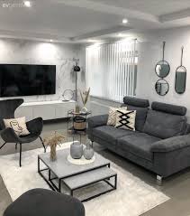 Tv ünitesi niş modelleri, duvara gömmeli tv üniteleri ve alçıpan niş tv ünitesi nişleri ve fazlası ile oturma odasına ayrı bir hava katın! Modern Stilden Esinlenen Bu Evde Ana Renk Gri Ev Gezmesi