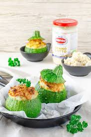 Aggiungiamo qualche pomodorino tagliato a pezzetti, un piccolo peperone giallo tagliato a dadini, sale e olio. Zucchine Tonde Ripiene Con Prosciutto E Grano Cotto Chirico