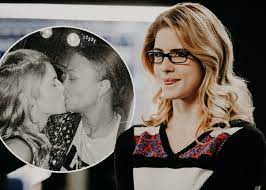 She is believed to be in a relationship with actor, colton haynes. Emily Bett Rickards And Aisha Tyler Rumored To Be Dating