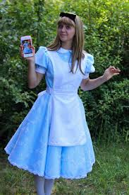 Historia de magia y fantasía en el que la joven alicia se sumerge en el sorprendente país de las maravillas y conoce a extraordinarios personajes como tweedledee y tweedledum, el sombrerero loco, la reina de corazones y el frenético conejo blanco. Disney Park S Dress Replica Alice In Wonderland Costume With Extra Embellishment Bella Mae S Designs Alice In Wonderland Costume Wonderland Costumes Dresses