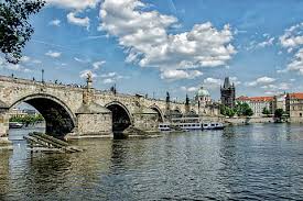 Ülkenin çok güzel olmasının sebebi ateist olmaları değil insan olmaları. Telif Ucretsiz Charles Koprusu Fotograflari Piqsels