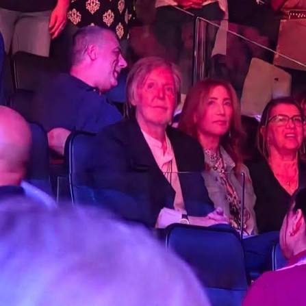 Paul McCartney e Nancy Shevell foram vistos no Madison Square Garden, na  noite de ontem (dia 09), curtindo o show do Bon Jovi! 📸: Amanda Murray