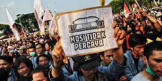 Ahli parlimen pembangkang sebelum ini menyatakan tidak bersetuju dengan cadangan penukaran tersebut. Bukan Dewan Perwakilan Rakyat Tapi Dewan Rakyat Suluh Pergerakan