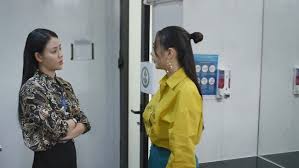 Hai người đứng sát gần nhau nói chuyện vô cùng thân mật. HÆ°á»›ng DÆ°Æ¡ng NgÆ°á»£c Náº¯ng Táº­p 34 Ná»¯ Chinh Minh Hh Láº¡i Gay Bá»©c Xuc Vi Khong Pháº£i Dáº¡ng Vá»«a Ä'au Khi HÆ¡i Ti Thi Ä'á»™ng Chan Ä'á»™ng Tay