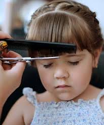 babys nagel haare schneiden das sollten eltern wissen pony schneiden kind baby frisur kleinkind frisuren madchen