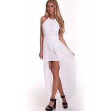La robe est en coton blanc avec des applications et a un 3/4 manche et de beaux détails dans le haut. La Robe D Ete Blanche Sur Bustiers Et Corsets